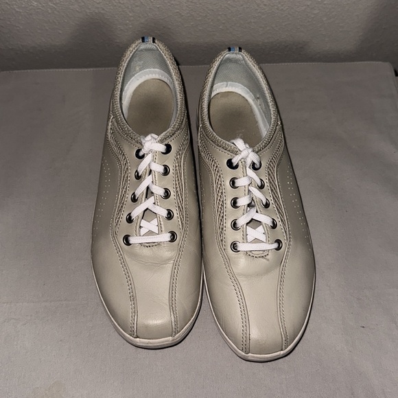 Vintage KEDS Beige Leather Sneakers - Picture 2 of 5